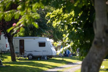 Camping-car a l'ombre