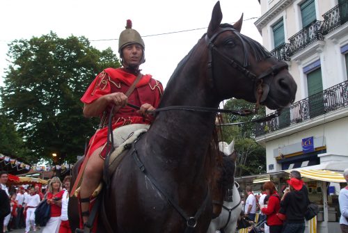 Cavalier_romain_à_la_parade_d'ouverture_des_fêtes_de_Dax_(France)